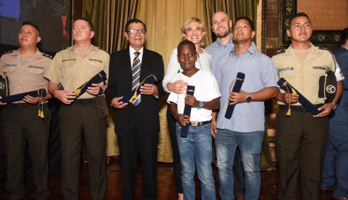 Autoridades junto a los ciudadanos premiados.