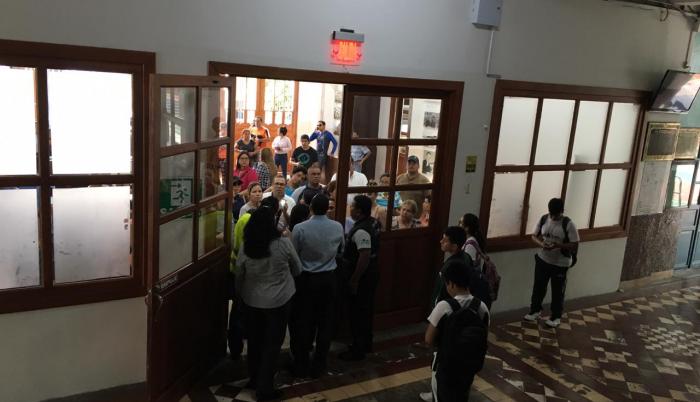 Tras conocerse sobre la supuesta amenaza de bomba, padres de familia llegaron al colegio para retirar a sus hijos.