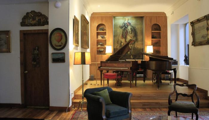 Estudio. En la sala de conciertos hay dos pianos; el derecho era el favorito de Celia.