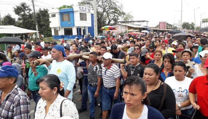 Los noboleños se hicieron presentes para el acto de fe católica.
