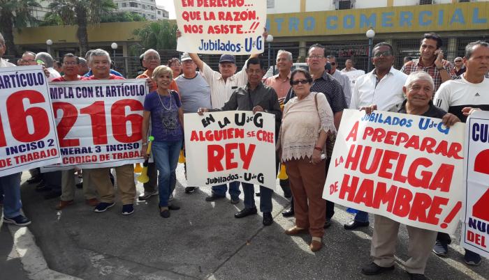Con carteles, los jubilados desarrollaron su protesta en medio de la vigilancia de un grupo de policías, que controlaban que no se cometa ningún desmán.