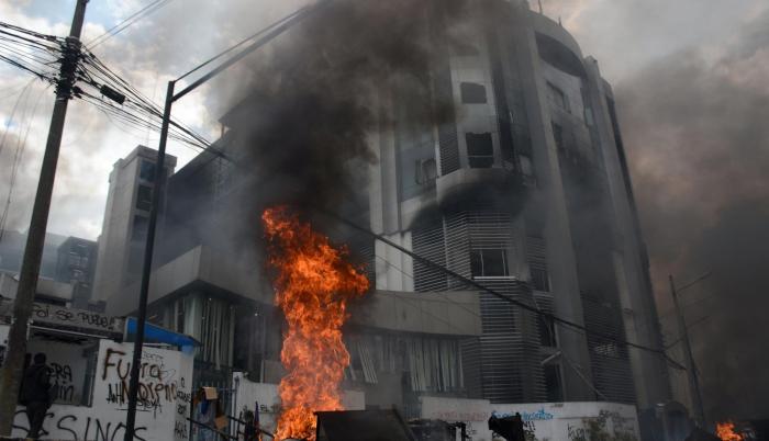 Acto. El incendio provocado en la Contraloría en el contexto de la protesta indígena no pudo sofocarse porque los bomberos fueron impedidos de llegar.