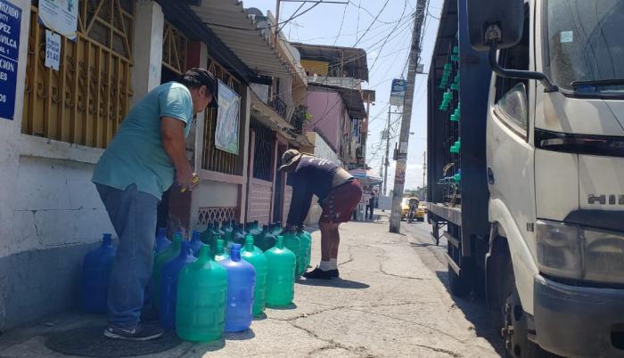 Abastecimiento. Los habitantes del sur resolvieron el día con botellones.