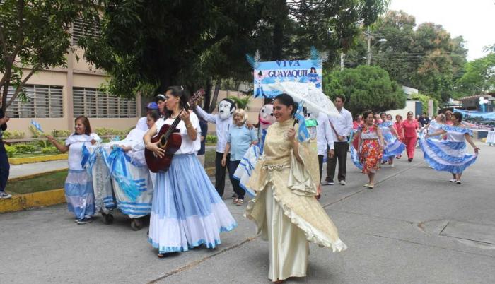 Miembros del Instituto de Neurociencias desfilaron por las fiestas de Guayaquil.