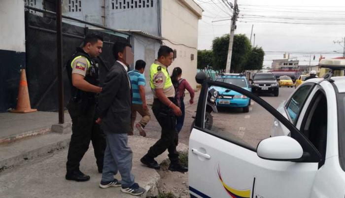 La policía lo interroga sobre los delitos cometidos.