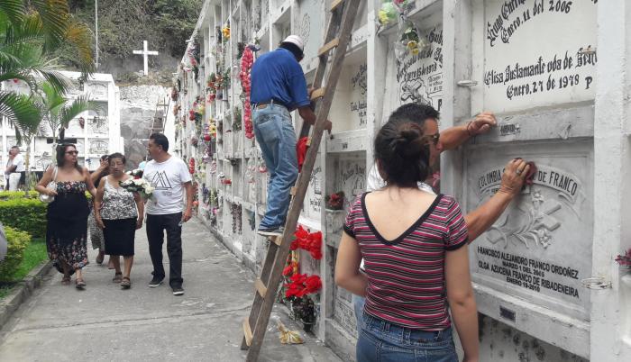 Muchas personas aprovecharon para limpiar las bóvedas y colocar flores