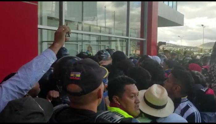 Imágenes de las personas tratando de entrara a las instalaciones del ECU 911 Ibarra.