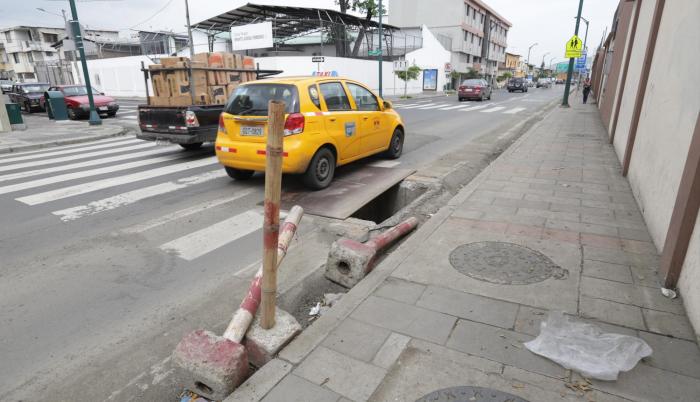 Los agujeros están cubiertos con láminas metálicas en la calle Aguirre.