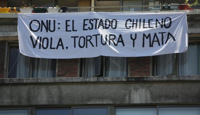 Manifestantes colocan pancartas con mensajes reivindicativos en las fachadas de las casas.