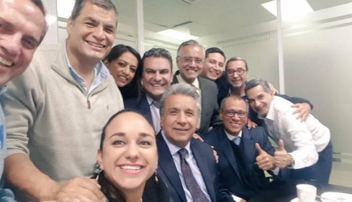 Desde la izquierda, de pie: Patiño, Correa, Pabón, Serrano, Mera, Mangas, Vinicio y Fernando Alvarado. Sentados: Rivadeneira, Moreno, Glas.