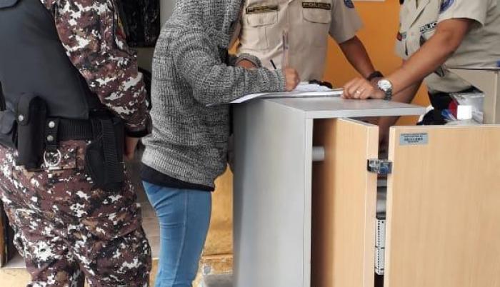 Laura Terán firma su salida de la casa de Confianza de Chillogallo.