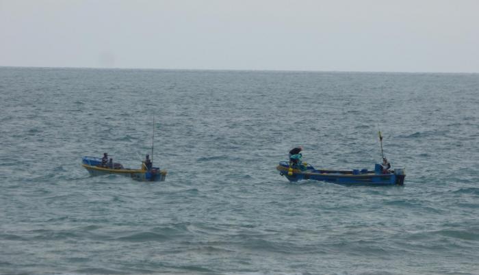 Las lanchas a motor de los pescadores de la zona, que llegan después de varias semanas trabajando para buques pesqueros en alta mar.