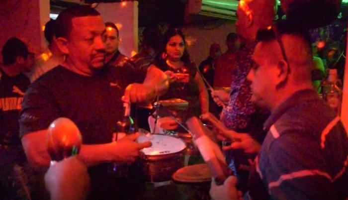 En algunos bares y discotecas de Guayaquil, los consumidores de cerveza afirman que seguirán comprando cervezas pese a un posible aumento de precio si se aprueba la nueva forma tributaria.