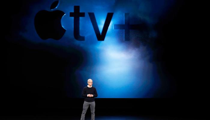 Tim Cook, CEO de Apple, hablando sobre Apple TV+ en el teatro Steve jobs en Cupertino, California.