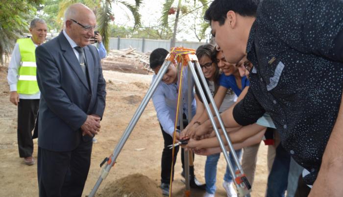 El rector de la UPS presidió la ceremonia de colocación de la primera piedra de la obra (Cortesía)