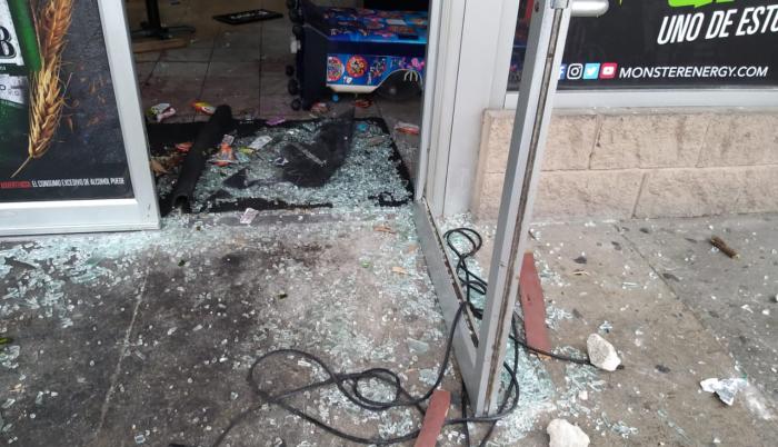 Local destrozado en Durán.