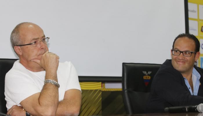 Francisco Egas (d), presidente de la FEF, dijo que es la última vez que escuchan esta clase de pedidos de los clubes.