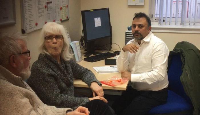 Jo Cameron come pimientos ultrapicantes en la consulta del anestesista Devjit Srivastava, en Inverness (Escocia)