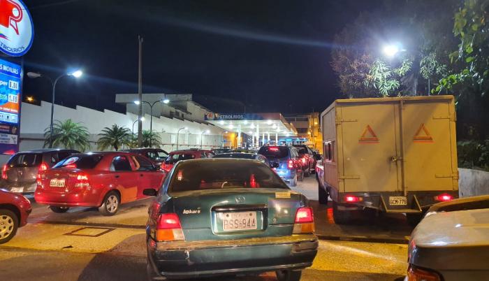 En la avenida Carlos Julio Arosemena, que va desde el puente 5 de Junio hasta el teatro Centro de Arte, sus tres gasolineras tienen filas de bulliciosos autos.