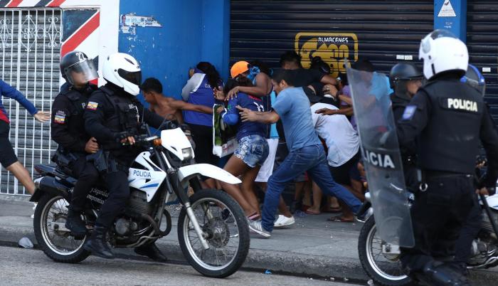 Saqueos. Numerosos saqueos y asaltos se registraron en el sur y centro de Guayaquil. La Policía Nacional intervino en al menos una veintena de localidades.