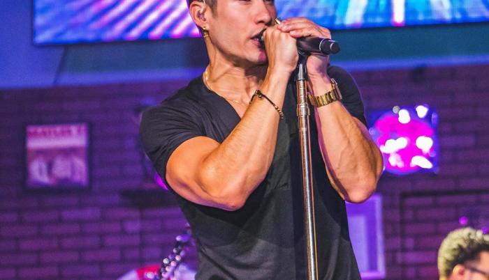 El cantante se presentará en la Tribuna del Sur la noche de este 4 de diciembre de 2019. A la par es protagonista de una controversia en redes sociales.