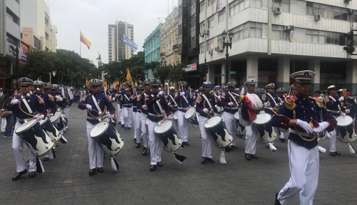 El Liceo Naval abrió el desfile, que este año se desvió por la calle Vélez y no por la avenida 9 de Octubre, debido a la construcción de la Aerovía.