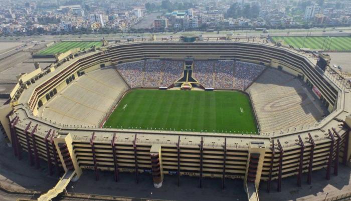 El Monumental de Lima en un principio tenía capacidad para 60.000 espectadores y hace dos años se amplió con los palcos a 80.093.