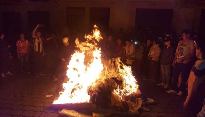 En Ibarra, a varios venezolanos les quemaron sus pertenencias tras el femicidio de Diana Ramírez a manos de un ciudadano de la misma nacionalidad.