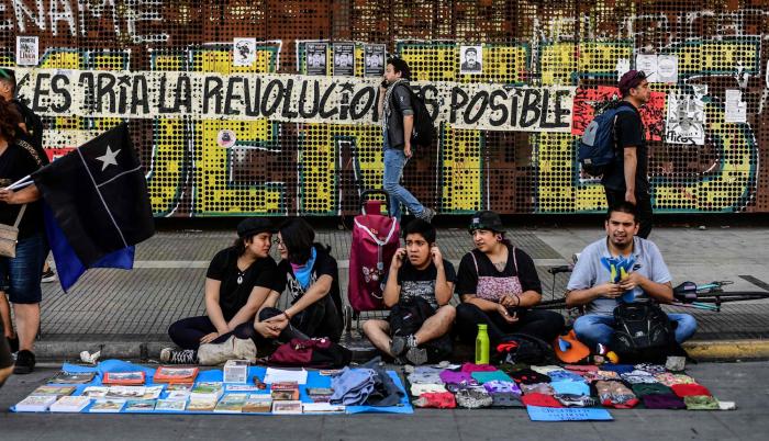 Libros, camisetas y otros souvenirs son ofertados durante las protestas.