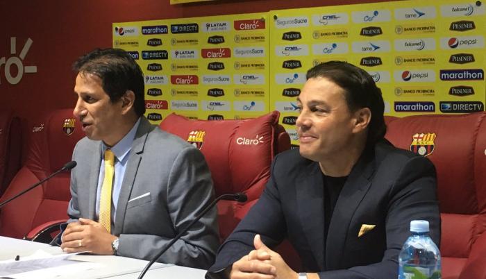 José Francisco Cevallos (i), actual presidente del club, junto a Carlos Alfaro Moreno (d), presidente electo.