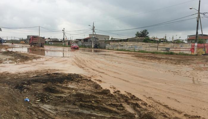 La temporada invernal ha causado estragos no solo en la unidad educativa, sino también en sus alrededores. (Vanessa López / Expreso)