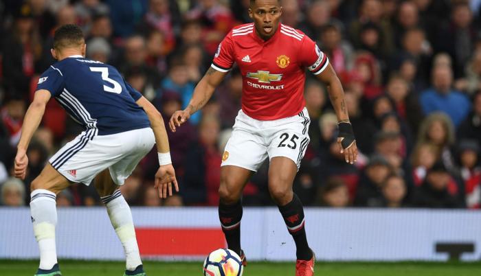 Antonio Valencia (d) busca pasar el balón durante el partido de fútbol de la Premier League inglesa entre Manchester United y West Bomwich Albion, el 15 de abril de 2018.