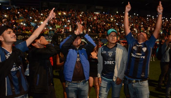 Hinchas se reunieron en el estadio general Rumañahui para celebrar el triunfo de su equipo, el Independiente del Valle.