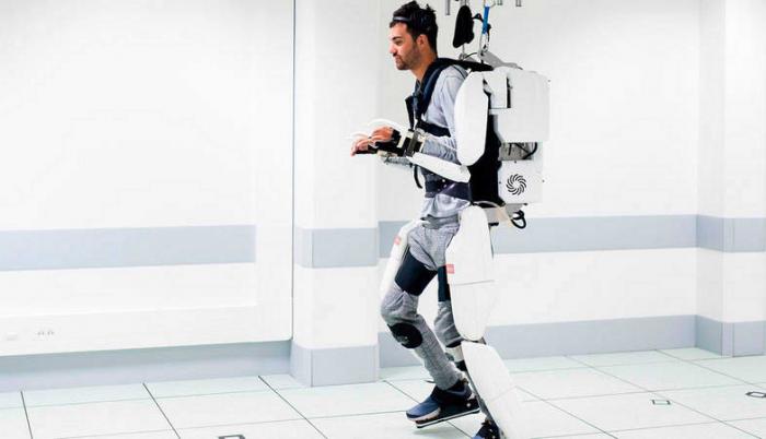 La preparación del joven voluntario fue intensa. Le colocaron electrodos hace más de dos años, y tuvo que entrenar permanentemente en su casa con un simulador.