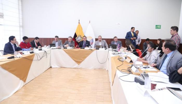El presidente de la comisión legislativa, Daniel Mendoza, dijo que esperan tener listo un borrador para ser votado este miércoles.