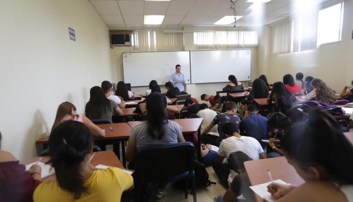 Nivelación. Dura cuatro meses. Los bachilleres deben aprobarlo para matricularse al primer año de una carrera.
