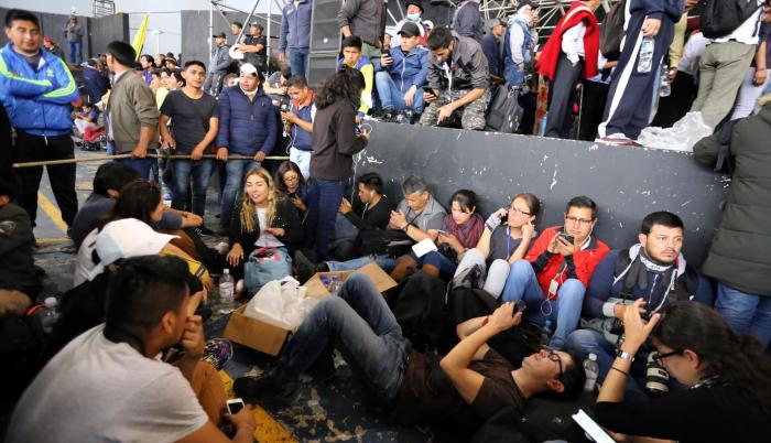 Periodistas. Así permanecieron los secuestrados: sentados en el suelo y rodeados por una muchedumbre.