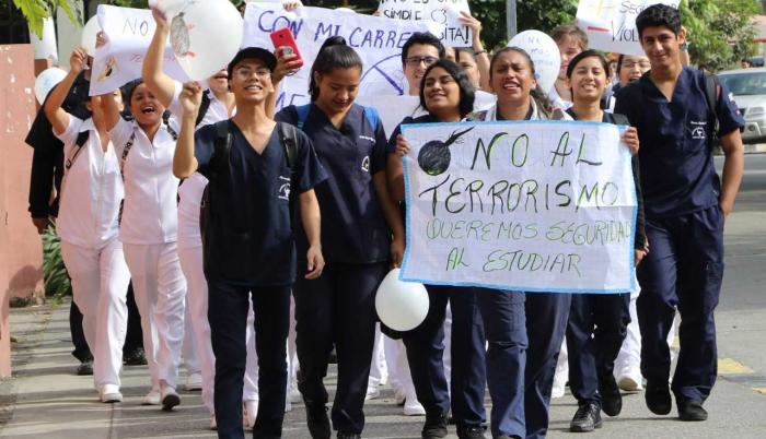 Los estudiantes de la carrera de Enfermería lideraron la marcha para pedir mayor seguridad en los predios universitario.