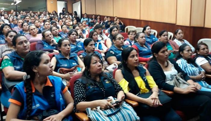 Educadoras familiares durante el evento en contra la violencia.