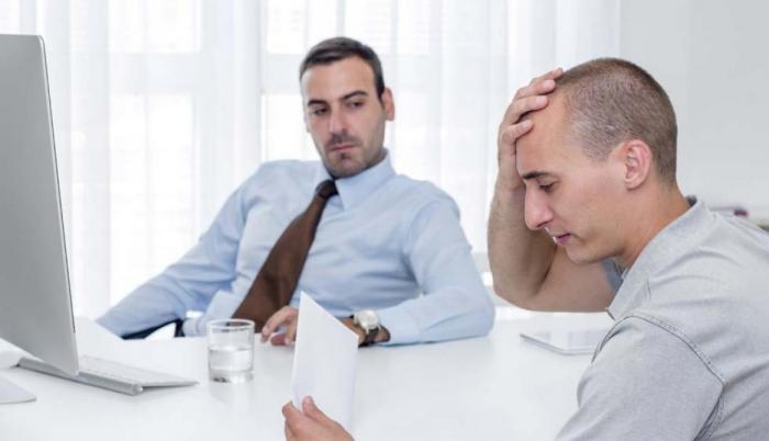 ¿Qué pasa cuando a tu compañero de trabajo lo nombran jefe del equipo?