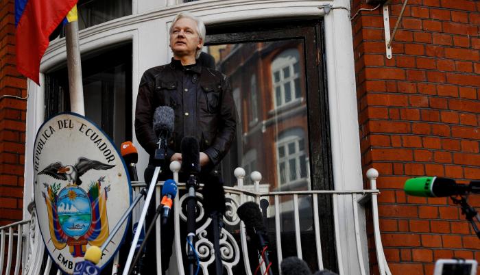 Imagen referencial. Julian Assange, fundador de WikiLeaks, es observado en el balcón de la embajada de Ecuador en Londres.