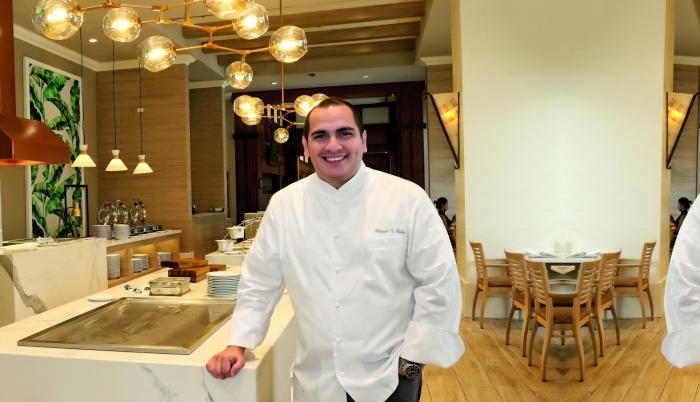 Actualmente es el Chef Ejecutivo del Hotel Oro Verde de Guayaquil.