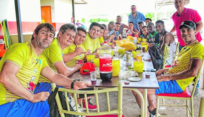 Alegría. Todos los integrantes de Delfín disfrutan del encebollado, el plato que desde 2017 se ha convertido en una especie de cábala para el conjunto manabita.