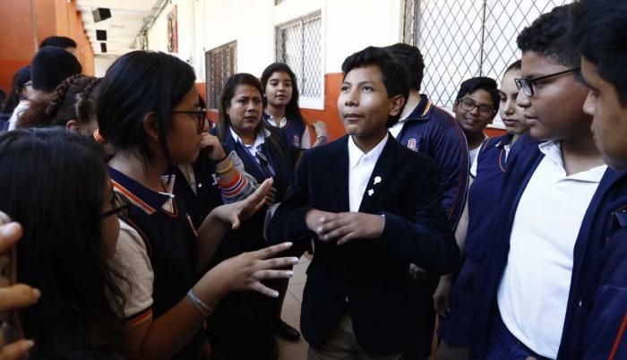 El niño banquero peruano dialoga con estudiantes guayaquileños.