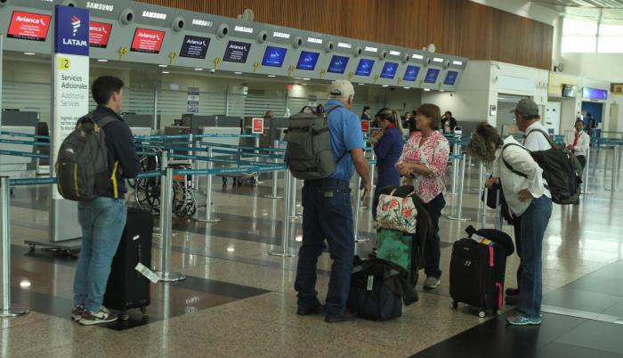 Un grupo de pasajeros extranjeros debió esperar hasta las 15:00, hora en que se reanudaron las operaciones en el aeropuerto José Joaquín de Olmedo.