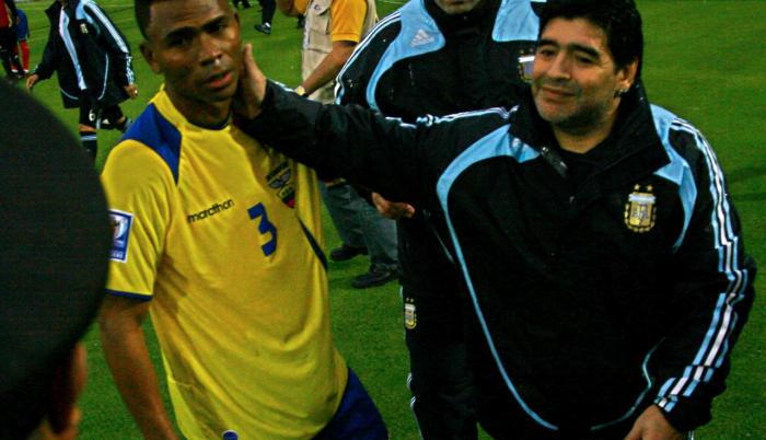 Iván Hurtado junto a Diego Armando Maradona durante las eliminatorias de 2009.