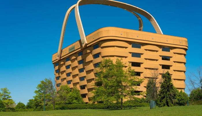 El inmueble que data de 1997, el cual era la antigua sede de Longaberger Co., se encuentra en Newark, Ohio (Estados Unidos).