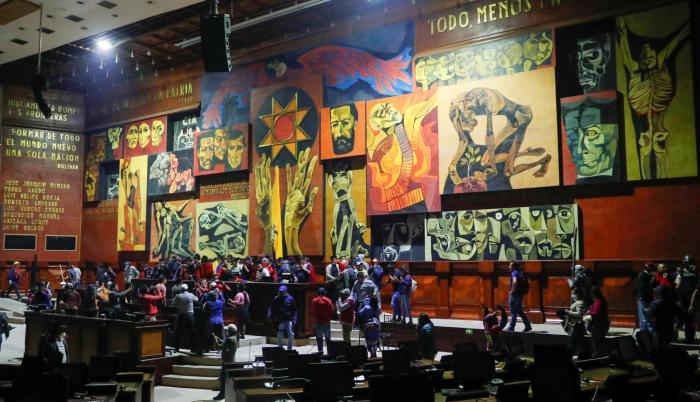 Manifestantes ingresaron este martes a la Asamblea Nacional, según imágenes publicadas por la agencia Reuters.
