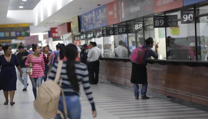 La terminal terrestre de Guayaquil aún no recupera el flujo de visitantes del cual estaba orgullosa. Solo el 15 % o 20 % de los 65 mil viajeros diarios buscan ahora viajar. El sitio, según el subgerente, Jorge Pinto, desplegará un contingente de segurida