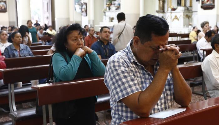 Los fieles acudieron a las iglesias, este domingo, a orar por la paz del país.